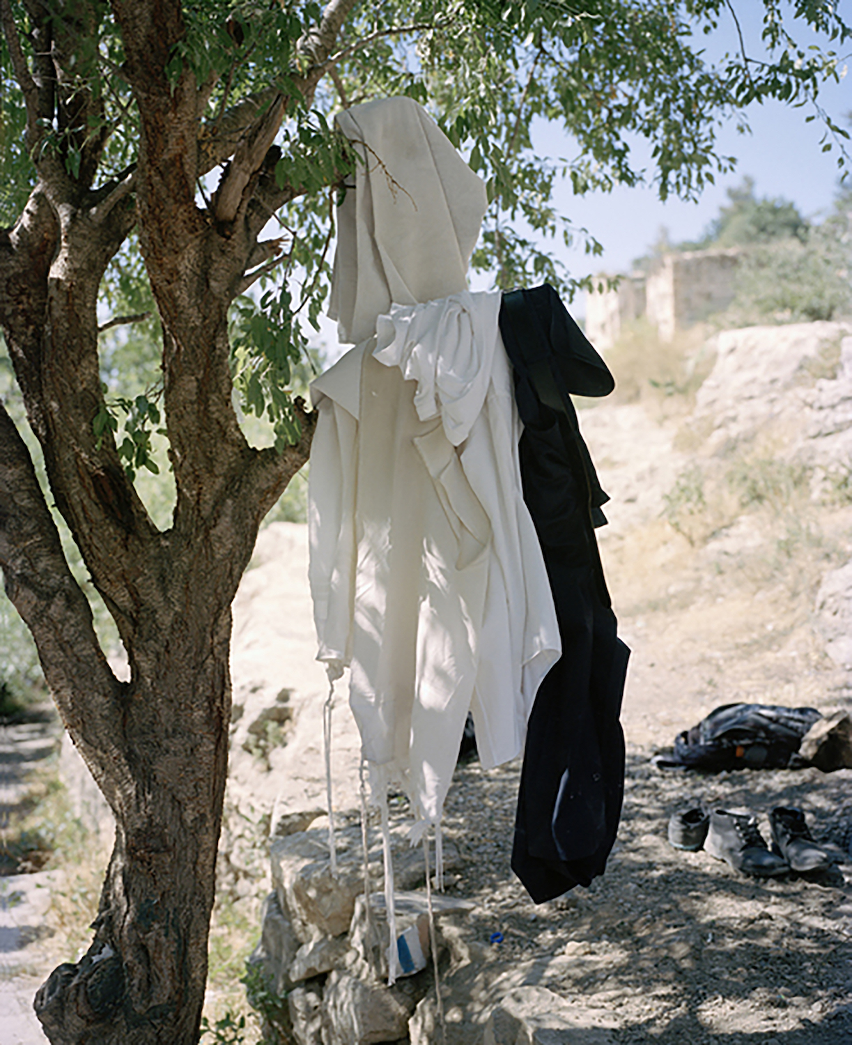 Clothes, Lifta, Israel 2014 © Vittoria Mentasti, courtesy Viasaterna